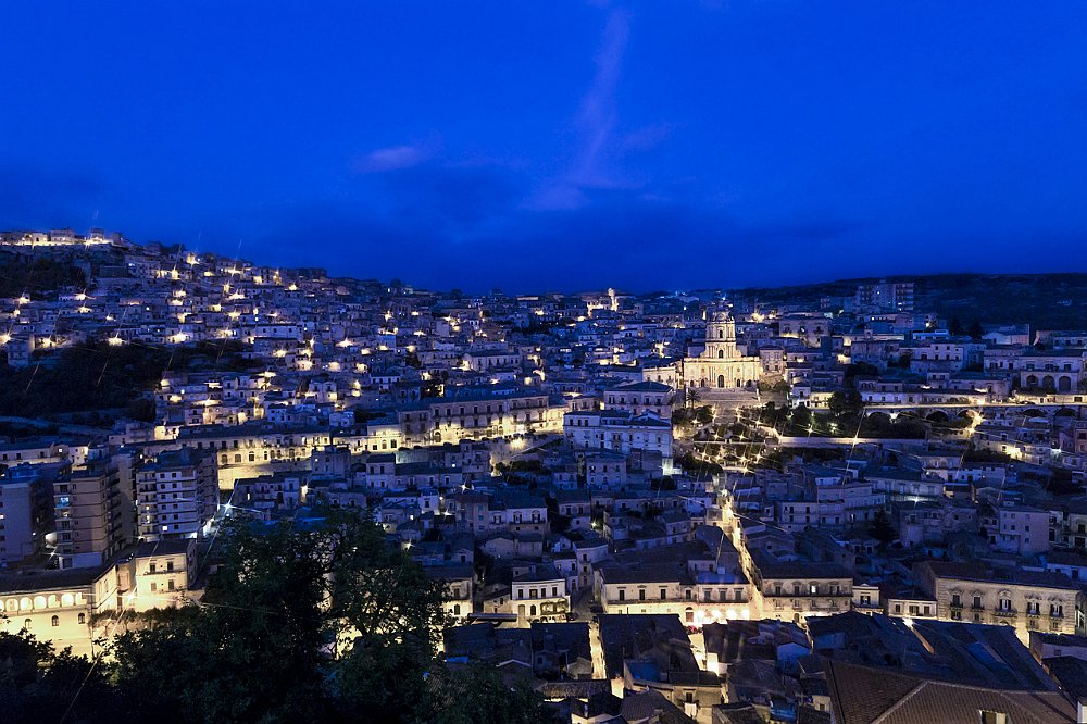 19 - MODICA E LE SUE LUCI AL TRAMONTO.jpg